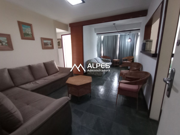 Apartamento em boa localização, 2 quartos, condomínio com lazer e garagem.