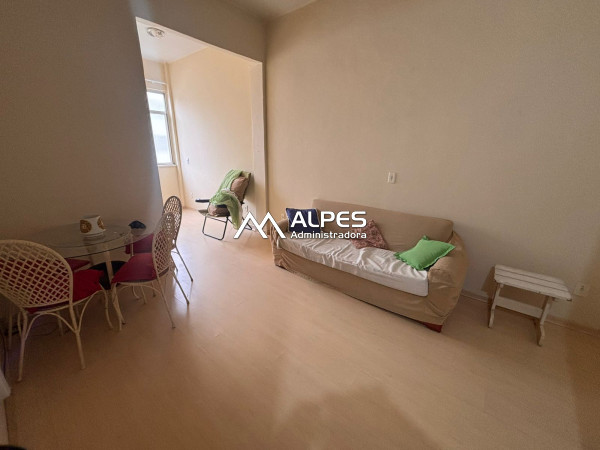 Apartamento em boa localização, junto ao comércio, quarto e sala, prédio com elevador.