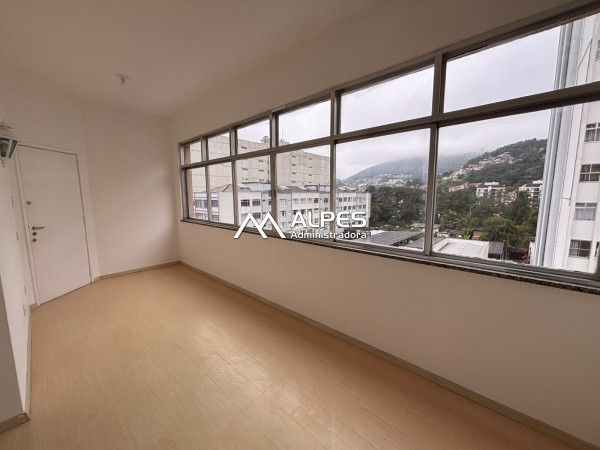 Excelente apartamento no Alto, com vista livre próximo a restaurantes, e todo comércio.