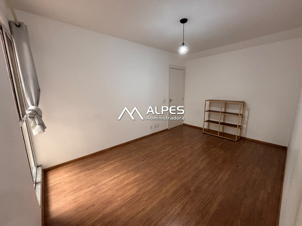 Excelente apartamento com 2 quartos, sala aconchegante, cozinha funcional, banheiro e vaga de garagem.