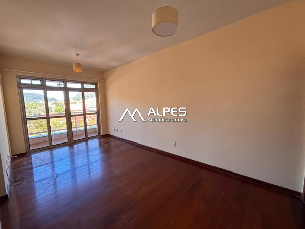 Apartamento de 2 quartos, varanda, bairro tranquilo, condomínio com elevador e garagem.