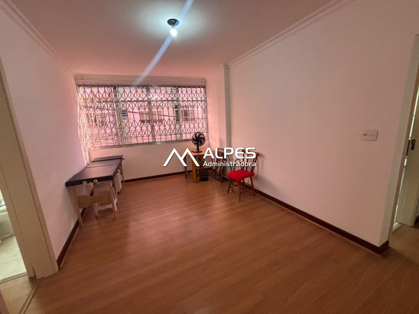 Apartamento no centro da cidade, 2 quartos com dependência, prédio com elevador e portaria.