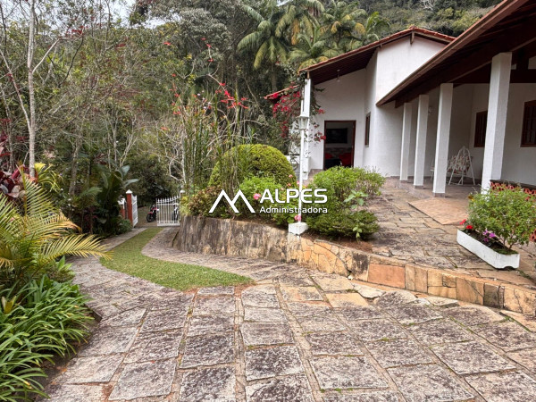 Excelente casa molibiada em condomínio, perfeito para quem busca por conforto, espaço, e paz.