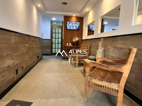 Apartamento de quarto e sala, em excelente localização, junto ao comércio, prédio com elevador.