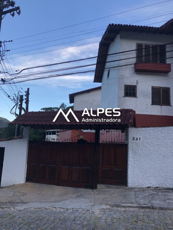 Casa Triplex em condomínio na Cascata dos Amores com 3 quartos sendo uma suíte .