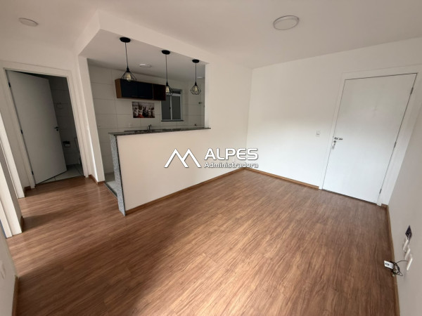 Apartamento de 2 quartos, ensolarado, condomínio com elevador e estacionamento e portaria 24h.