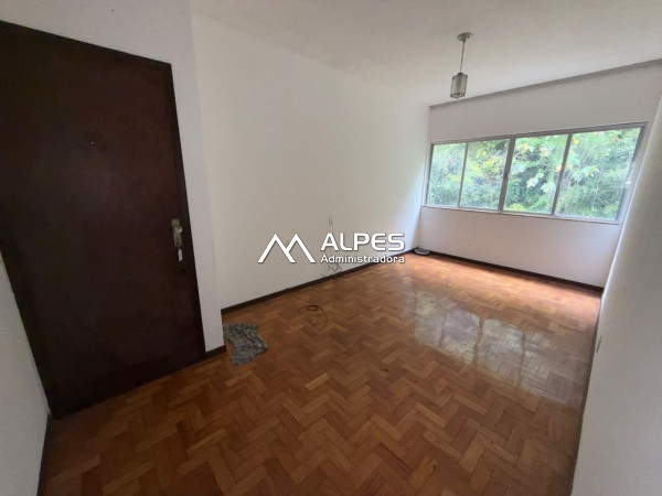 Apartamento muito próximo ao centro, 2 quartos <b>com dependência</b>, vista livre e com área externa.