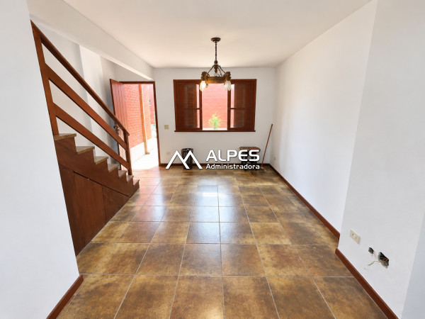 Casa Triplex em condomínio na Cascata dos Amores com 3 quartos sendo uma suíte .