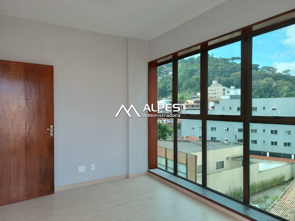 Sala comercial reformada no centro da cidade, com 2 salas e uma linda recepção.