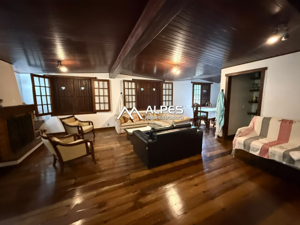Excelente casa de condomínio com 4 quartos, vista livre, muito verde, e com área de lazer completa.
