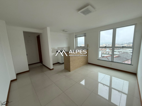 Apartamento de quarto e sala, próximo a faculdade, prédio com elevador e garagem.