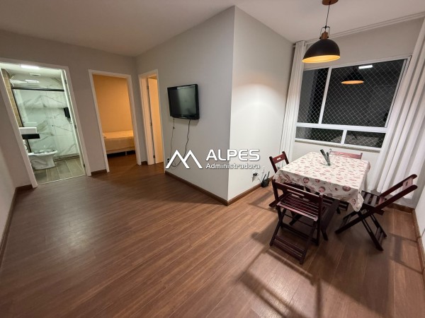 Excelente apartamento semi mobiliado de 2 quartos, na Pimenteiras. Condomínio com estacionamento e lazer completo.